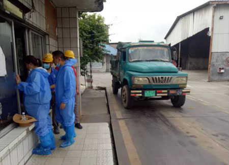 地磅校準工作現(xiàn)場
